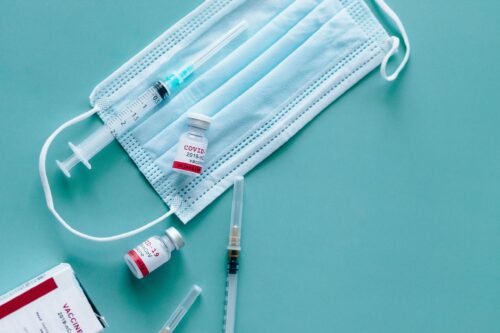 Vaccins et traitements anti-Covid : « Faire primer le droit à la santé sur les intérêts commerciaux »